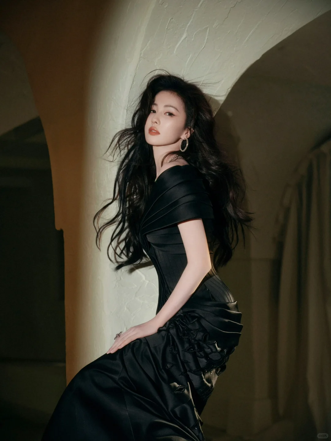白鹿微博之夜第二套高定好妩媚动人