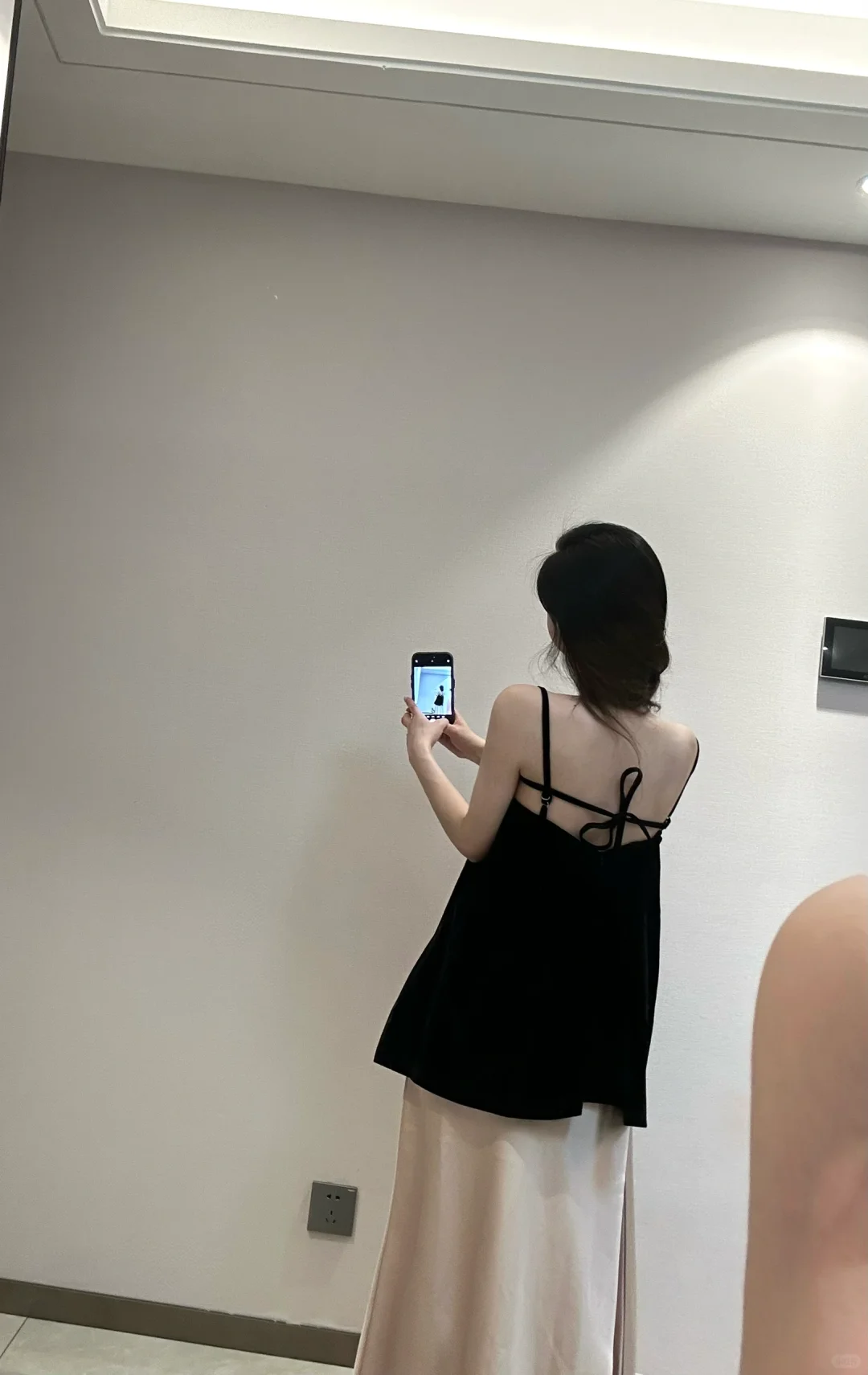 韩系欧尼的气质穿搭！黑色吊带搭粉色半身裙～