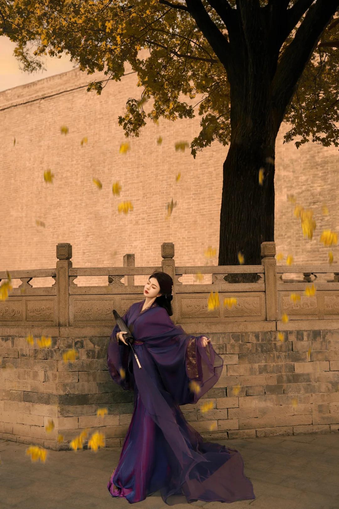 “秋风轻拂衣袂飘，紫影倩倩步逍遥”