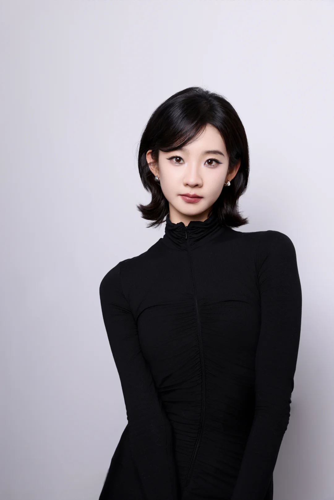 张艺凡女推定妆照
