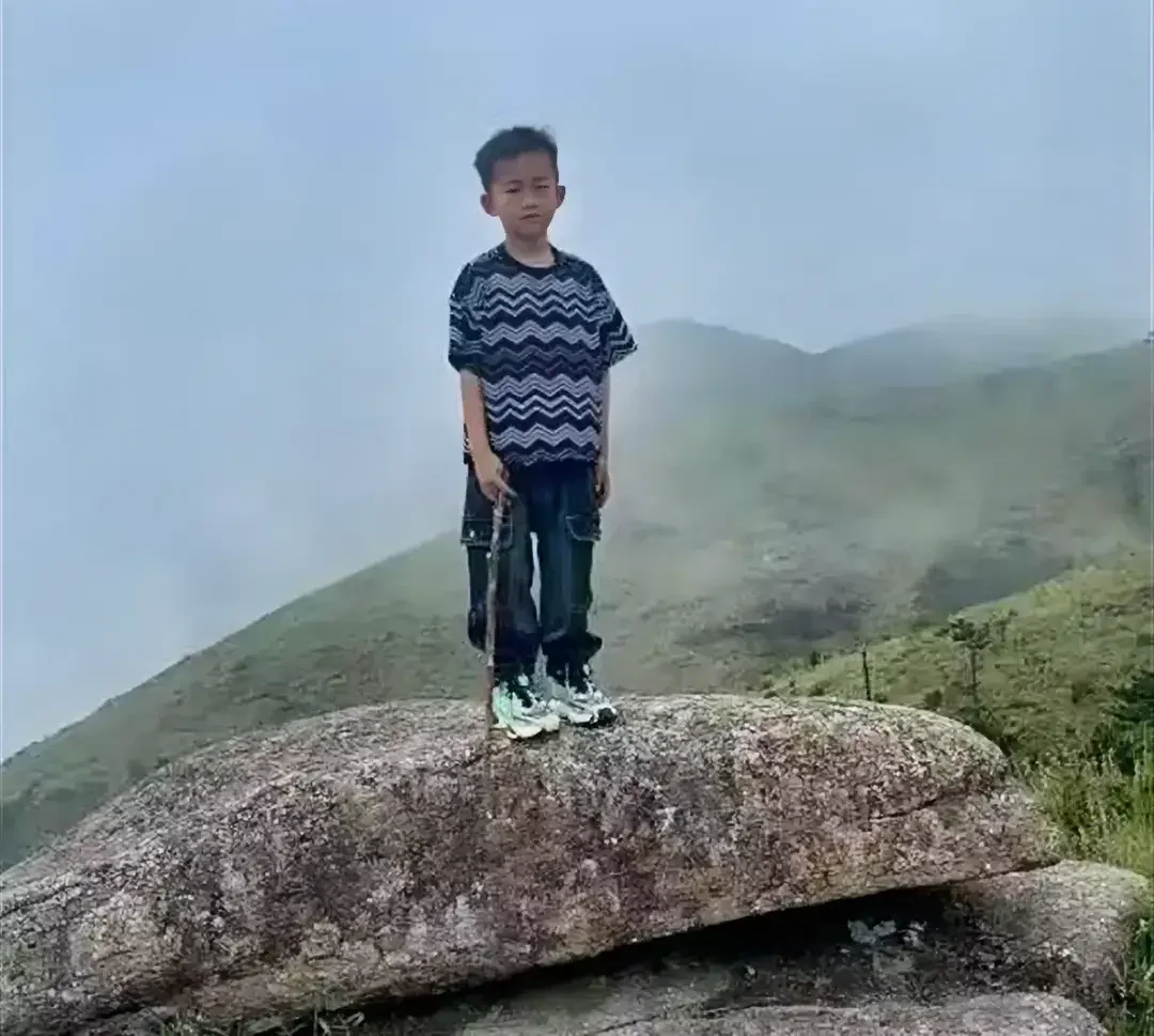 揪心！8岁男孩1800米山顶失踪，搜寻2天无果，游客拍下走失前画面