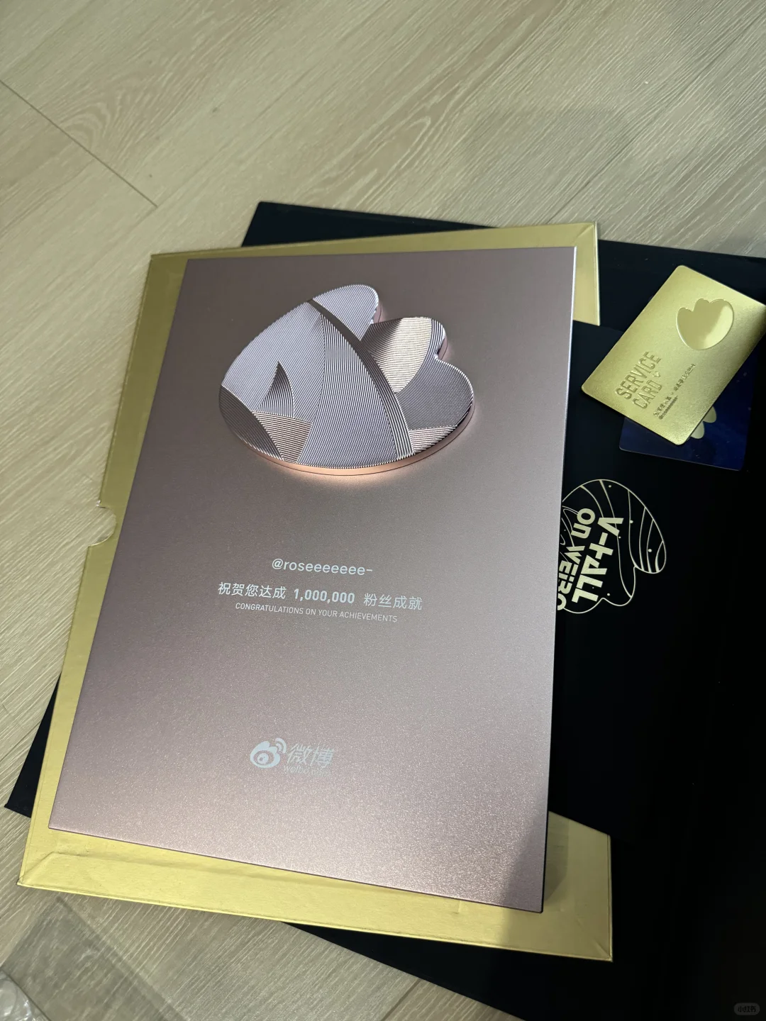 收到了微博一百万粉奖牌！
