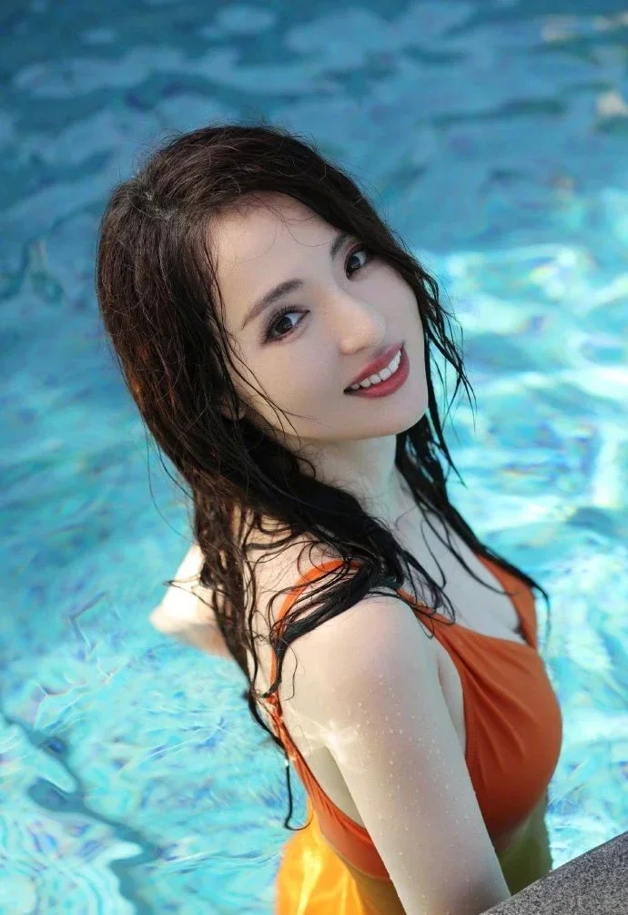 董璇真极品人妻啊，泳装照紧致又水嫩