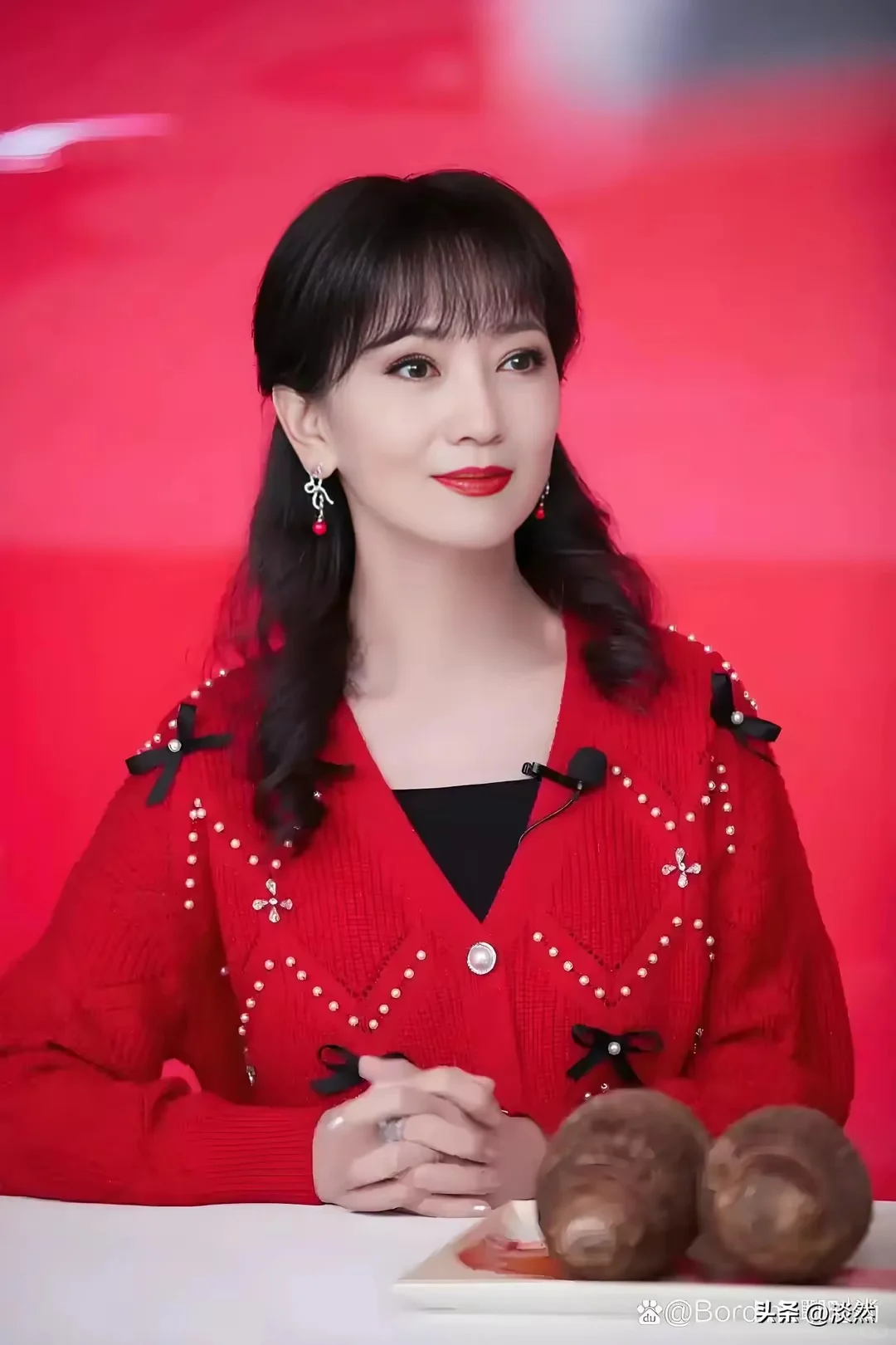 72岁赵雅芝穿红吊带裙，好有气质