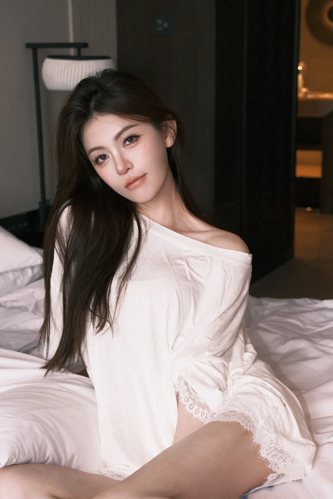 床里睡着的美少女