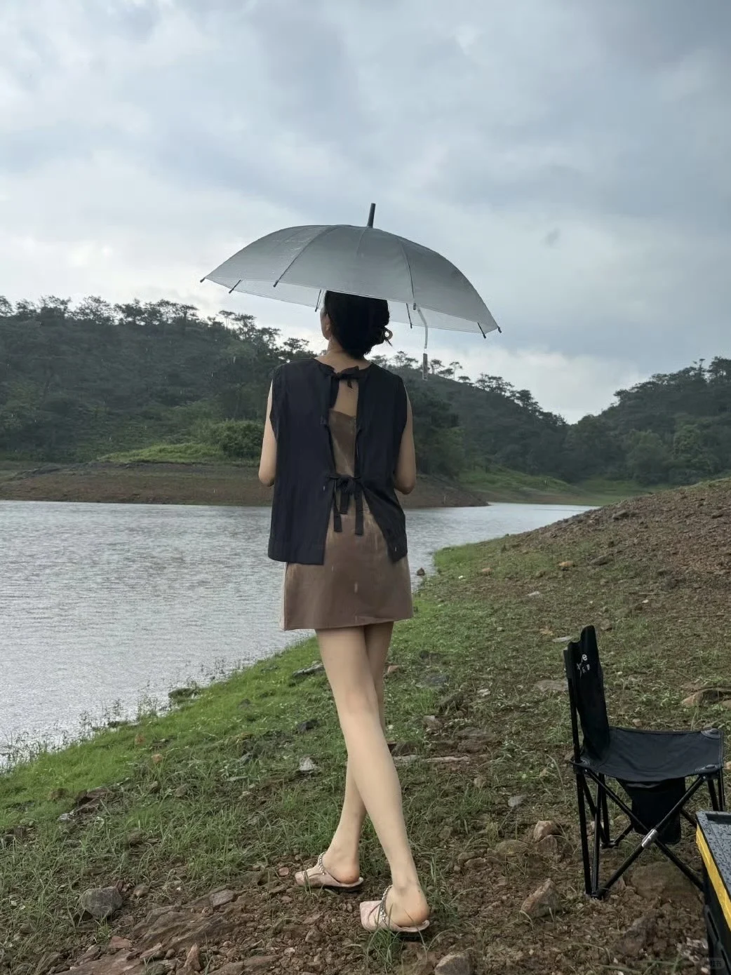 暴雨突袭露营！湿透的丝袜被陌生男生递毛巾