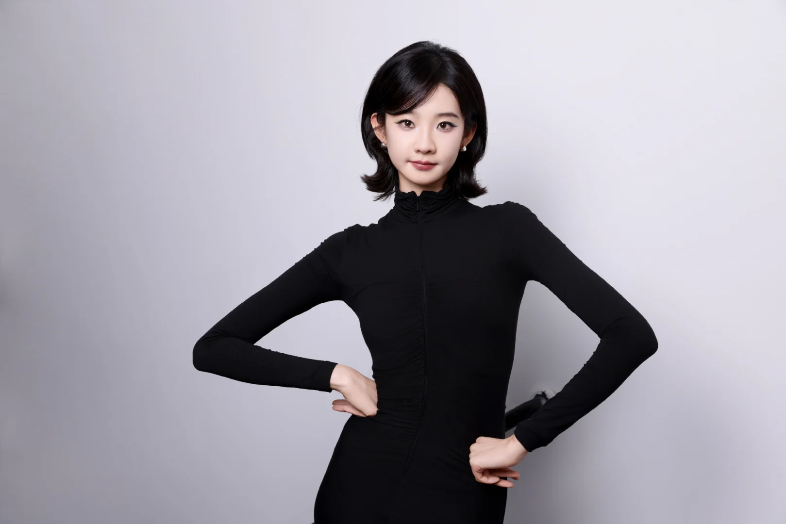 张艺凡女推定妆照