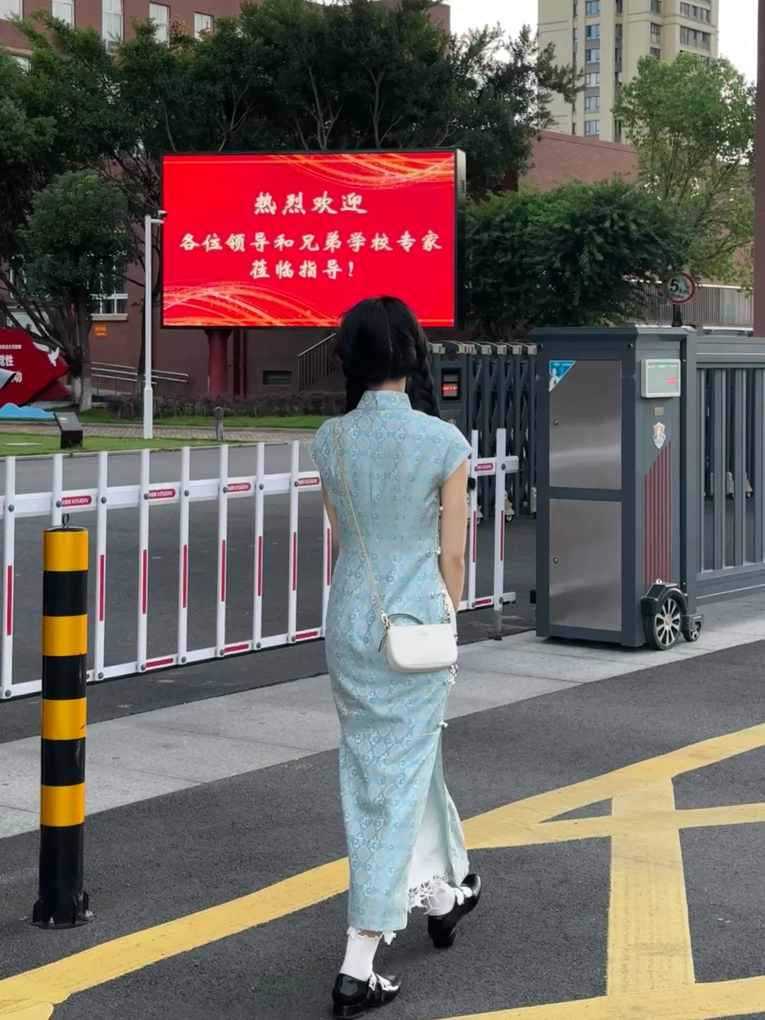 男朋友：能不能不要穿的和小学生一样