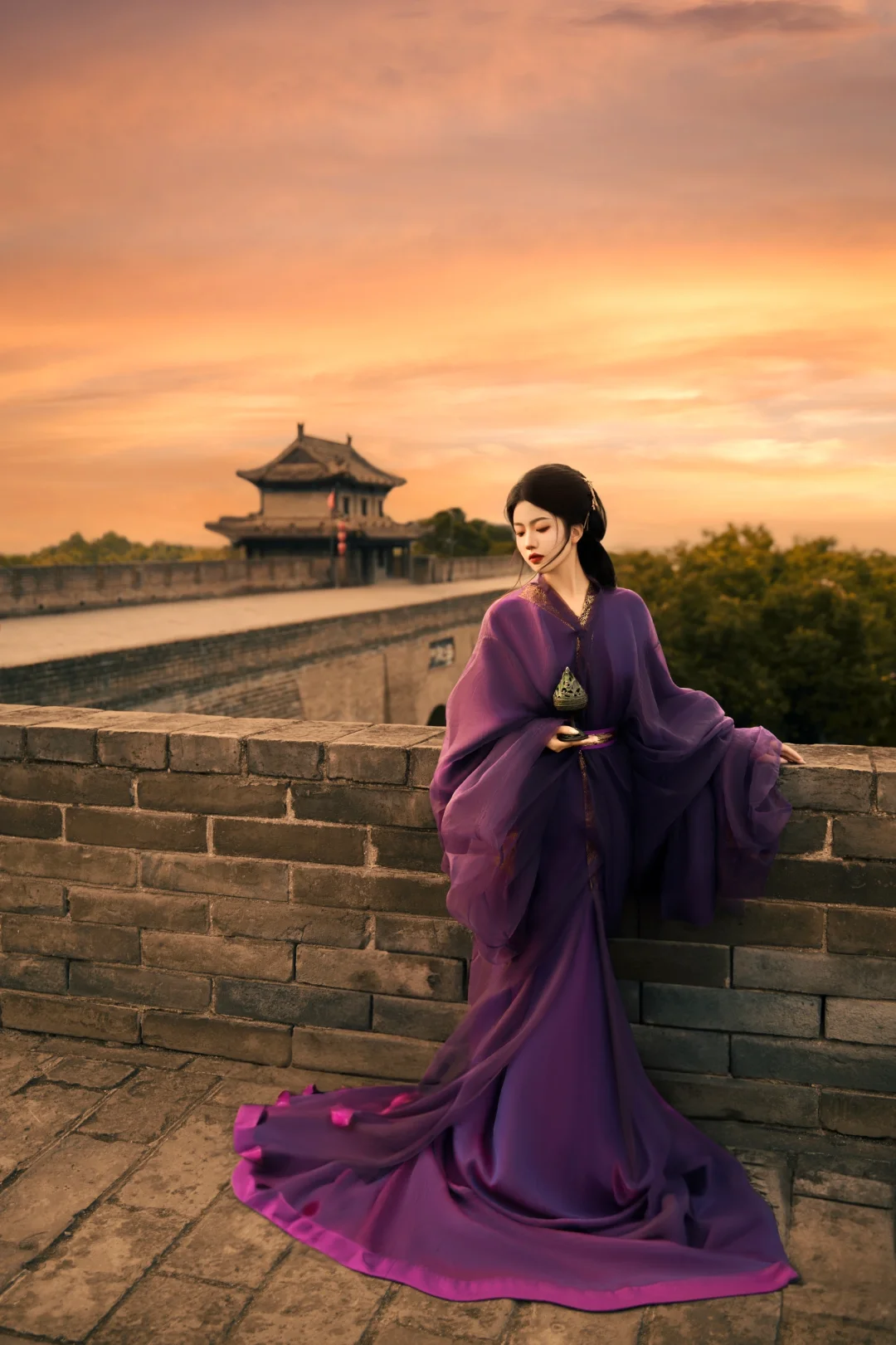 “秋风轻拂衣袂飘，紫影倩倩步逍遥”