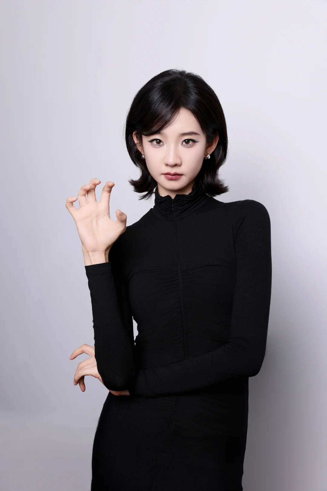 张艺凡女推定妆照