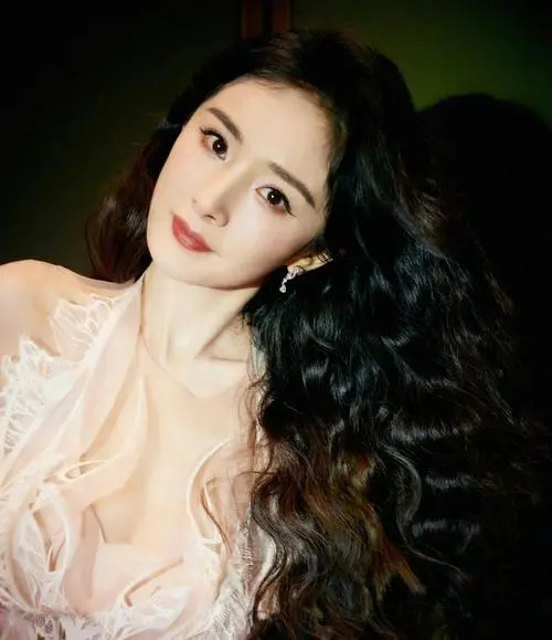 娇媚杨幂肤质，美不胜收，无法移开眼睛