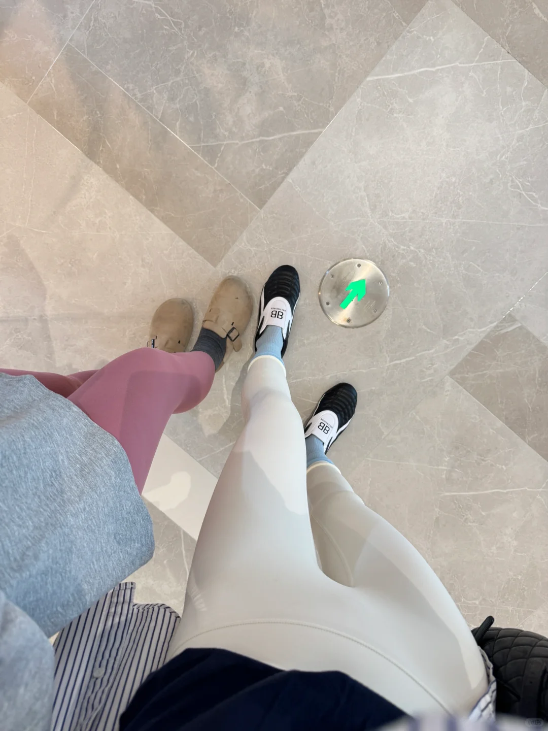 你的时髦衣柜里也缺一条白色瑜伽裤！