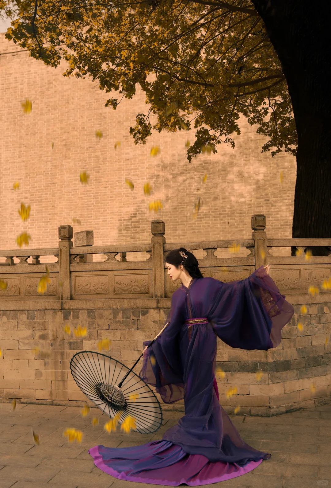 “秋风轻拂衣袂飘，紫影倩倩步逍遥”