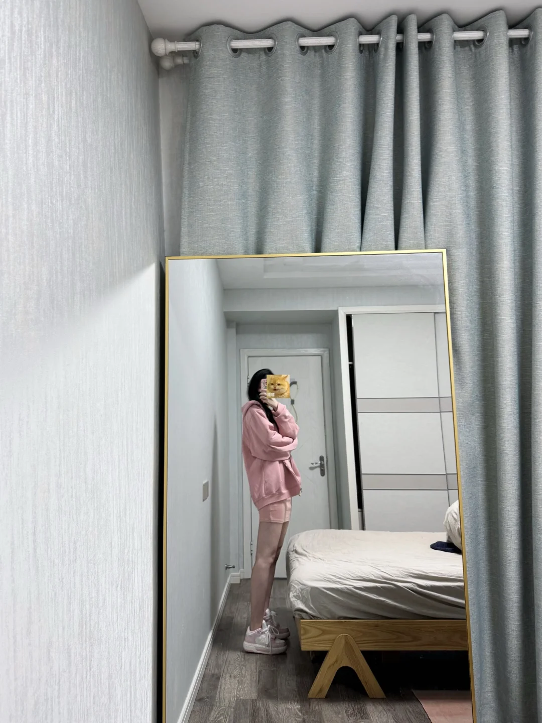 “皇上不是最爱看臣妾穿粉色？”