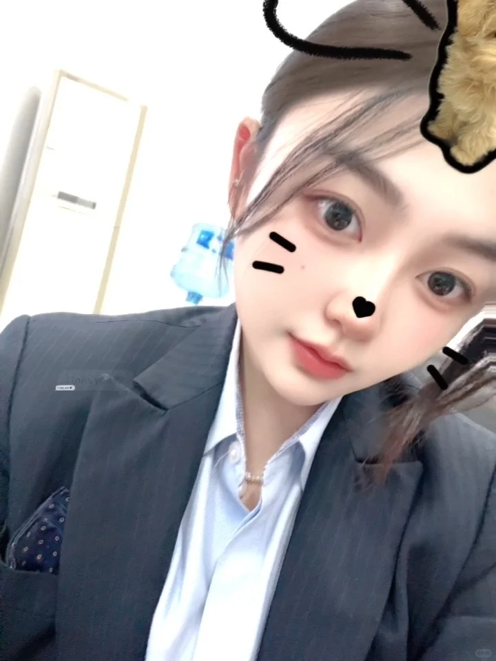 银行女客户经理今天依旧精神满满😏