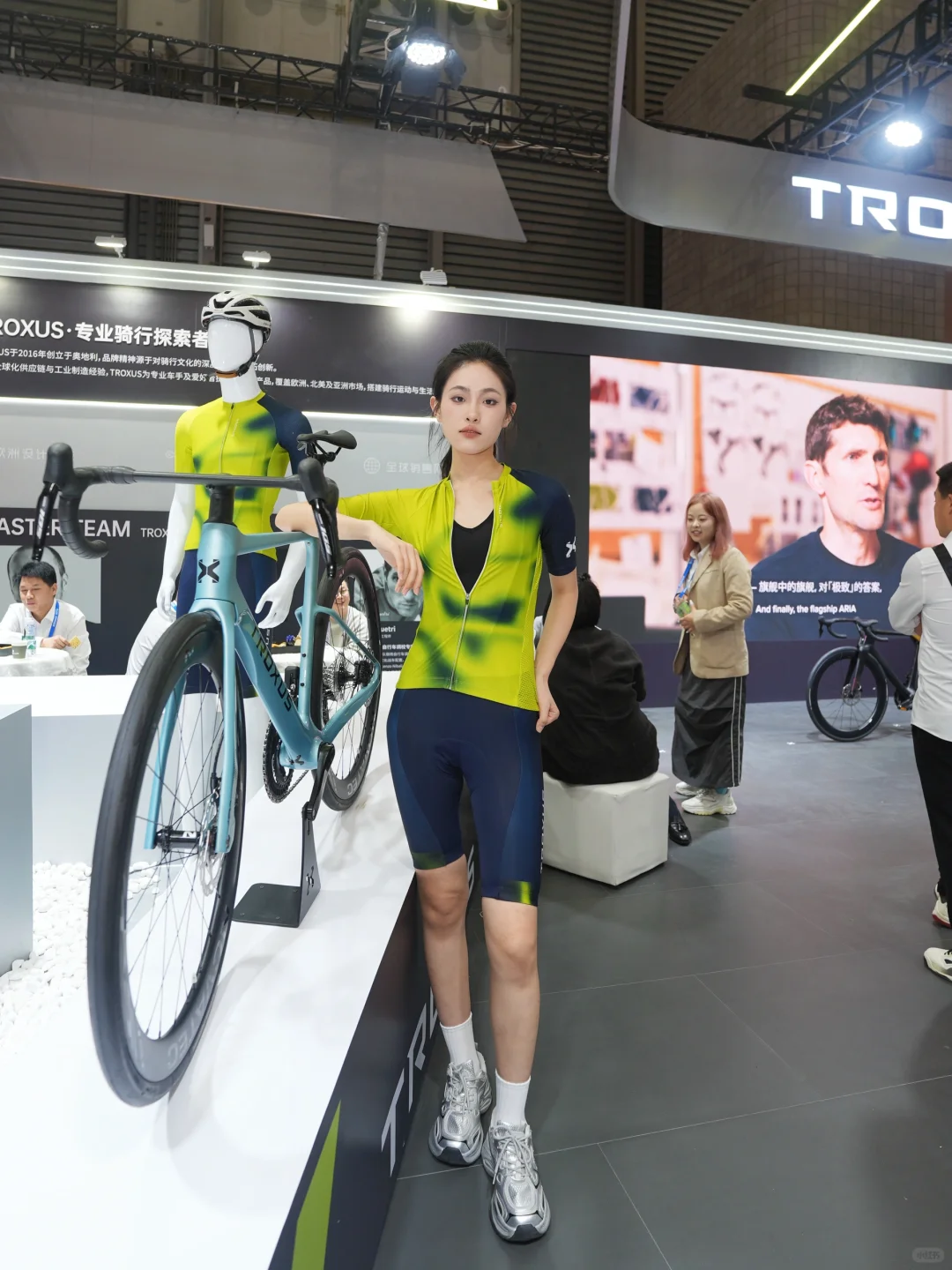 捞一下上海自行车展这个女模