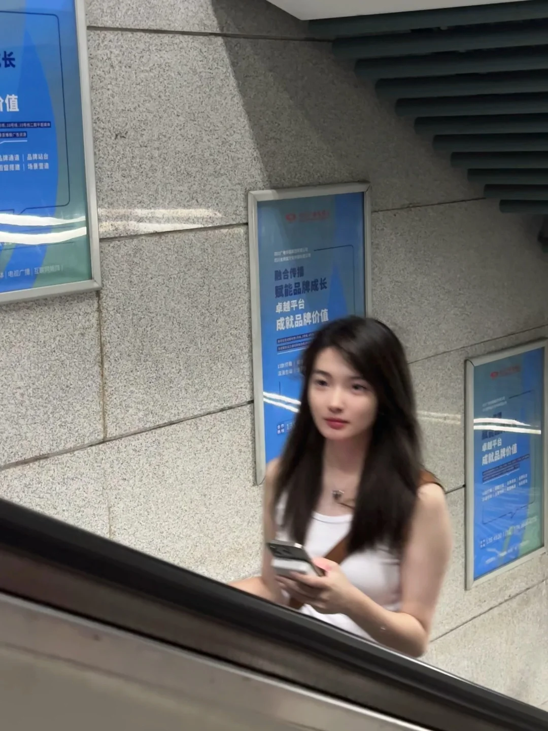 坐地铁拍到的女孩子感觉好姬啊