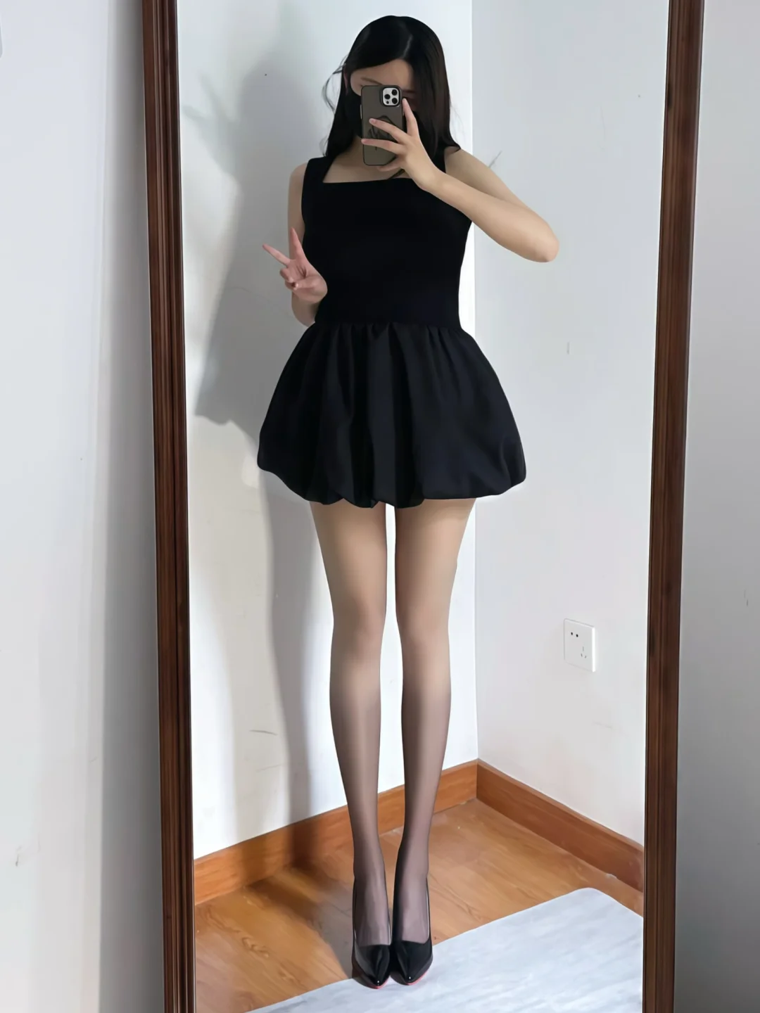 和暗恋对象约会穿什么？渐变黑丝+法式蓬蓬裙