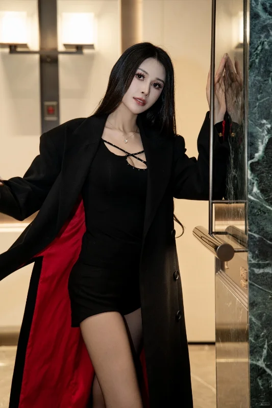 姐姐的腿不是腿，是塞纳河畔的春水。