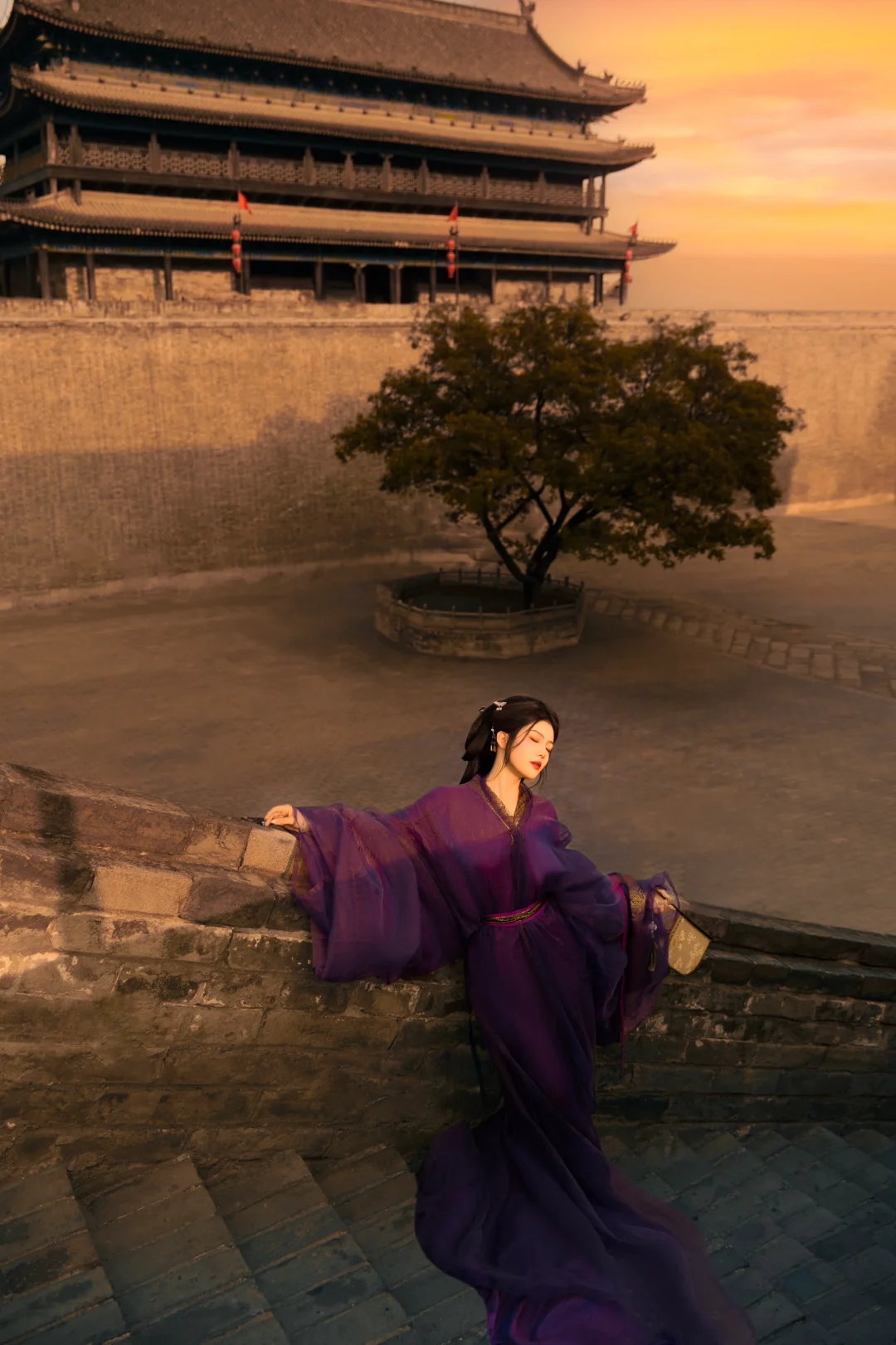 “秋风轻拂衣袂飘，紫影倩倩步逍遥”