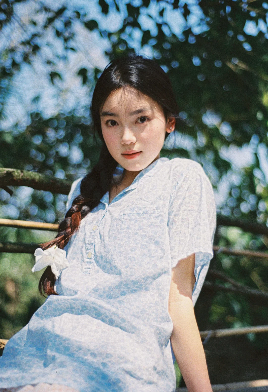 明晃，湿润的夏天