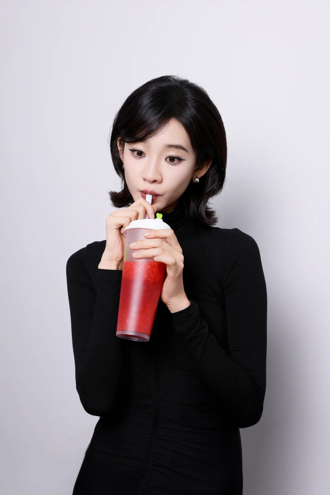 张艺凡女推定妆照