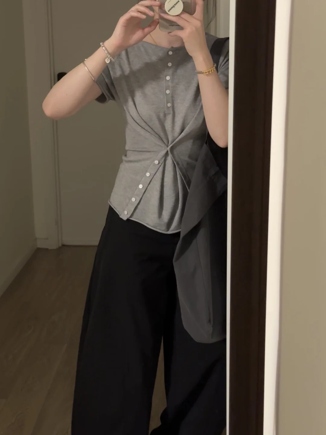 韩系极简通勤黑灰配