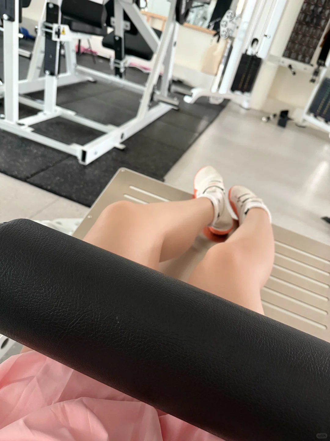 这女的竟然穿裙子练臀😵