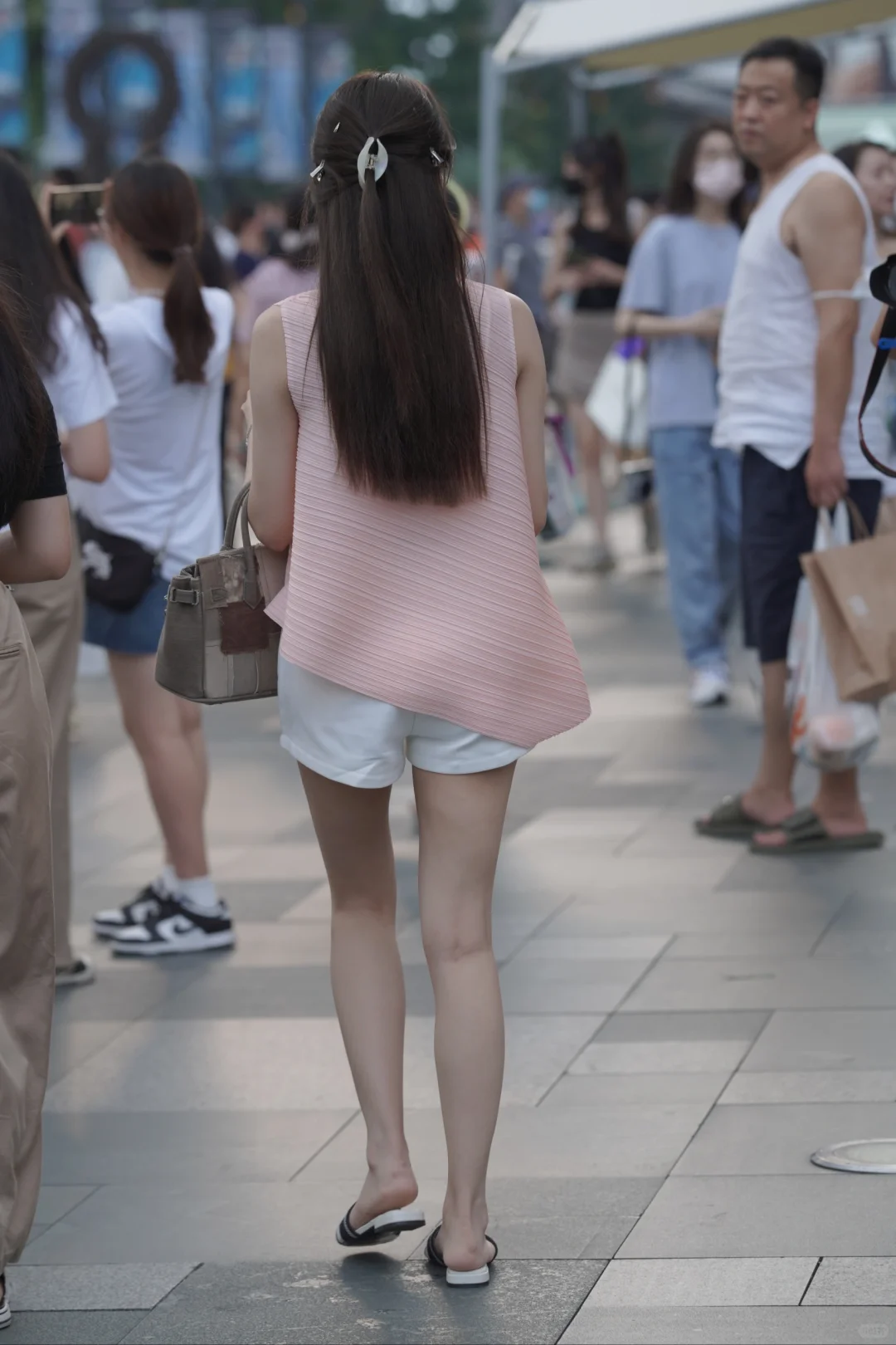 街拍美女、真的有被这个短裙美到！🔥🔥