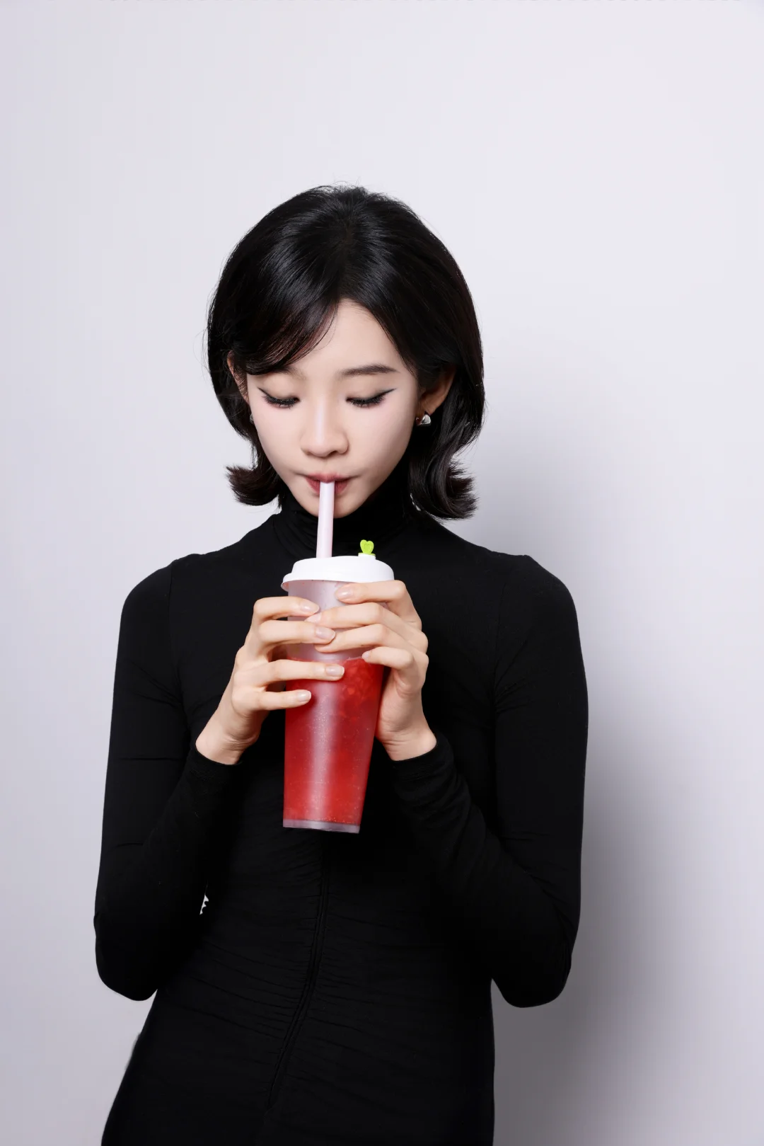 张艺凡女推定妆照