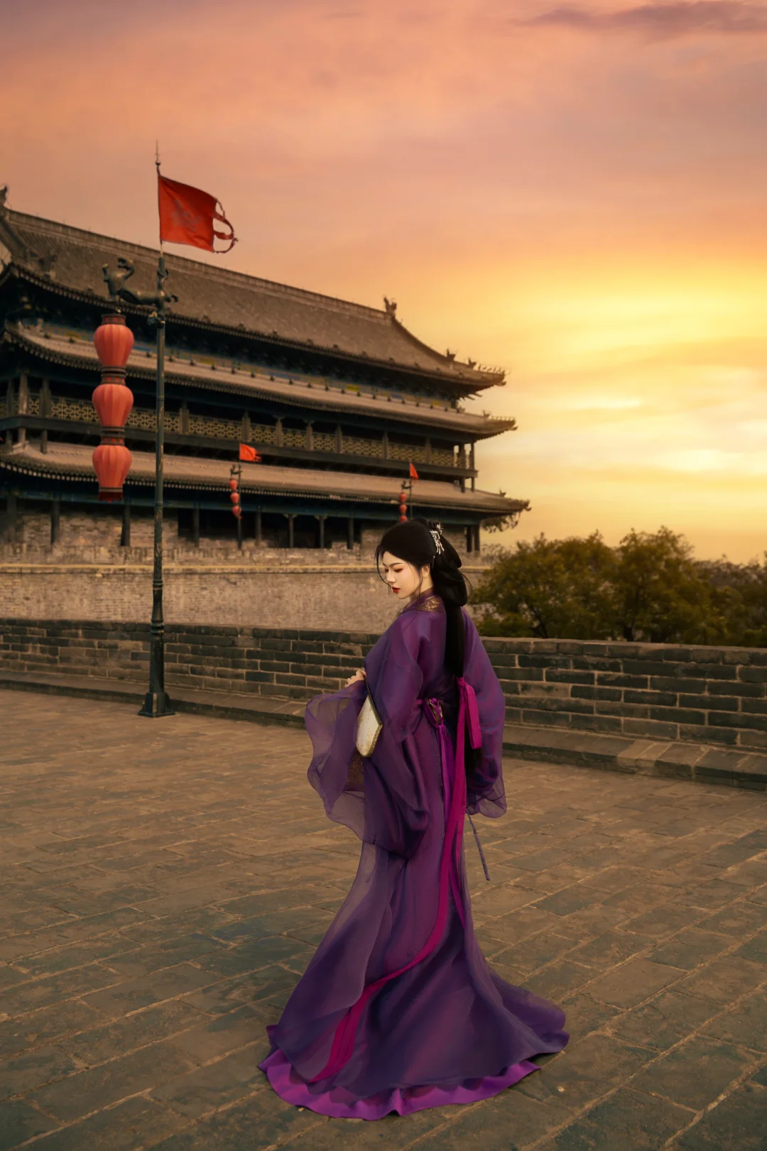 “秋风轻拂衣袂飘，紫影倩倩步逍遥”