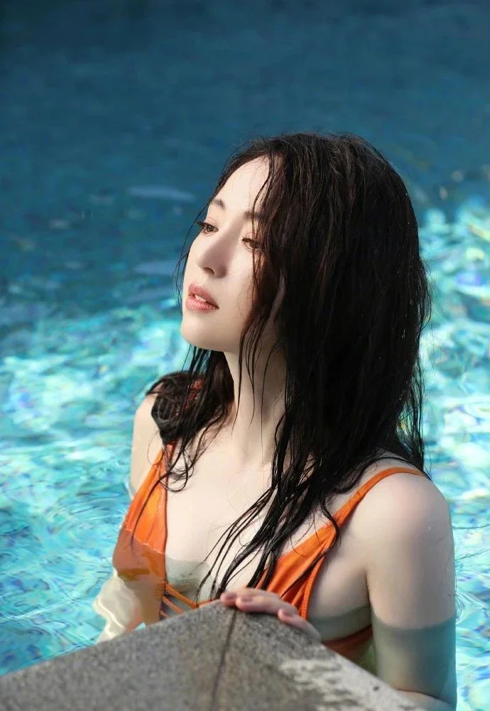 董璇真极品人妻啊，泳装照紧致又水嫩