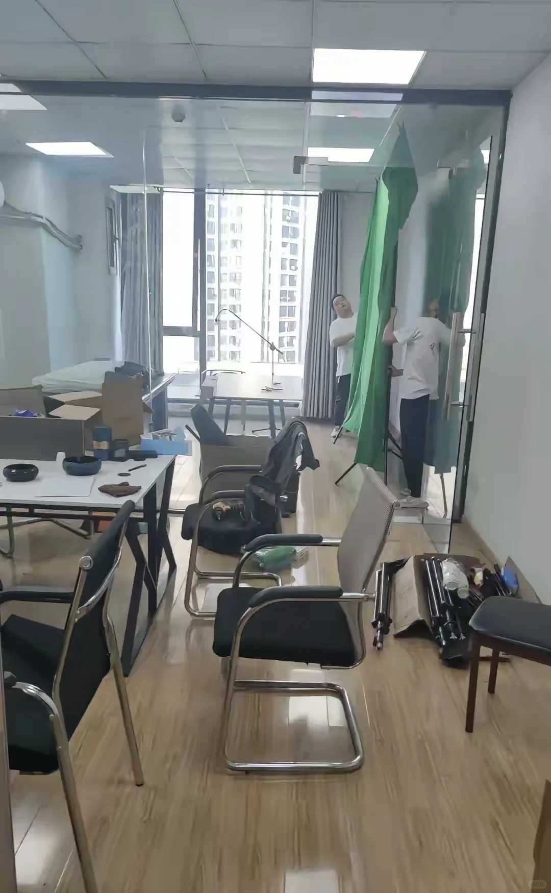 去年跟风搞了个直播室卖货，请了个运营一个月七千工资，两个主播每个工资五千，卖儿童