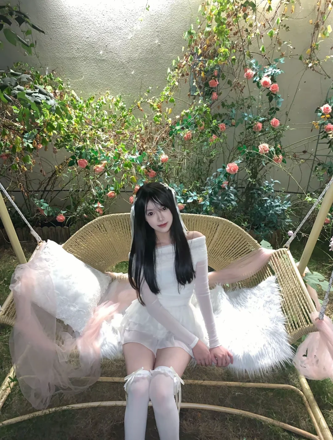 新人女大模特蹲摄影师可互动