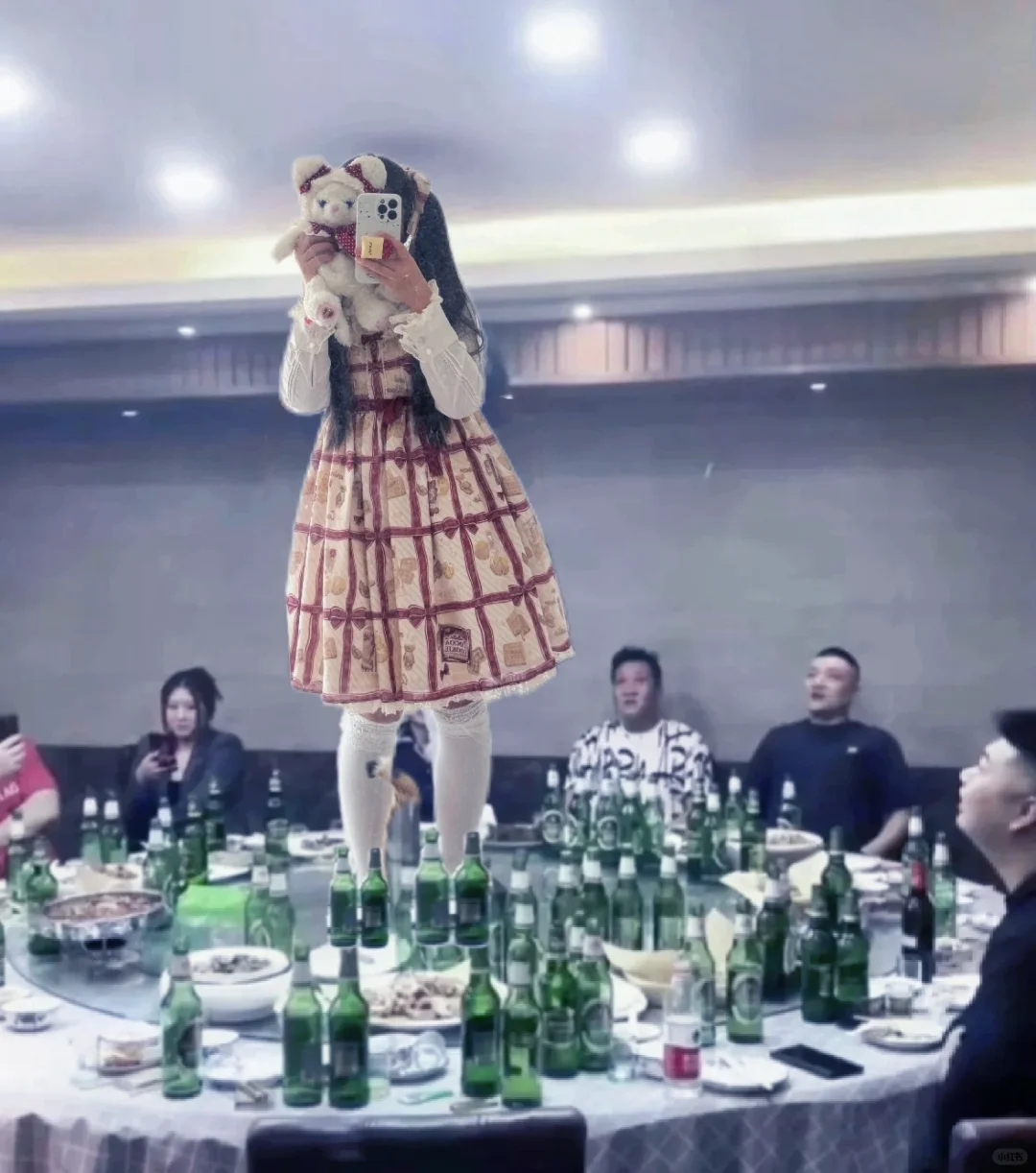 正统lo娘是不会把jio放桌子上的