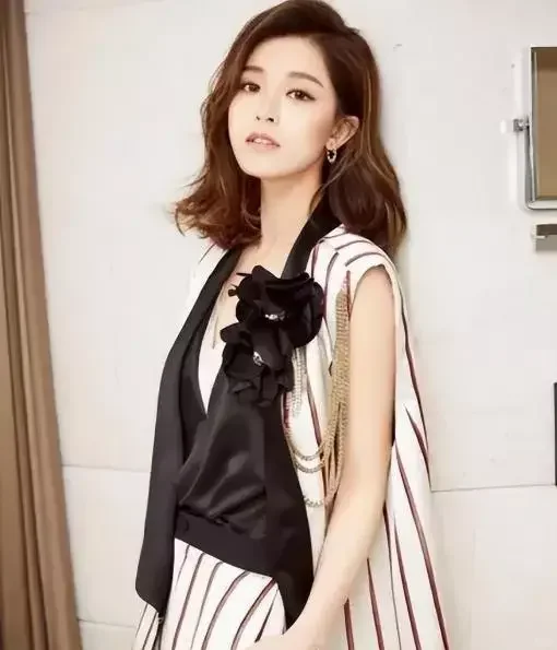 文咏珊：从嫩模始祖到豪门阔太，她的演艺生涯与情感之路