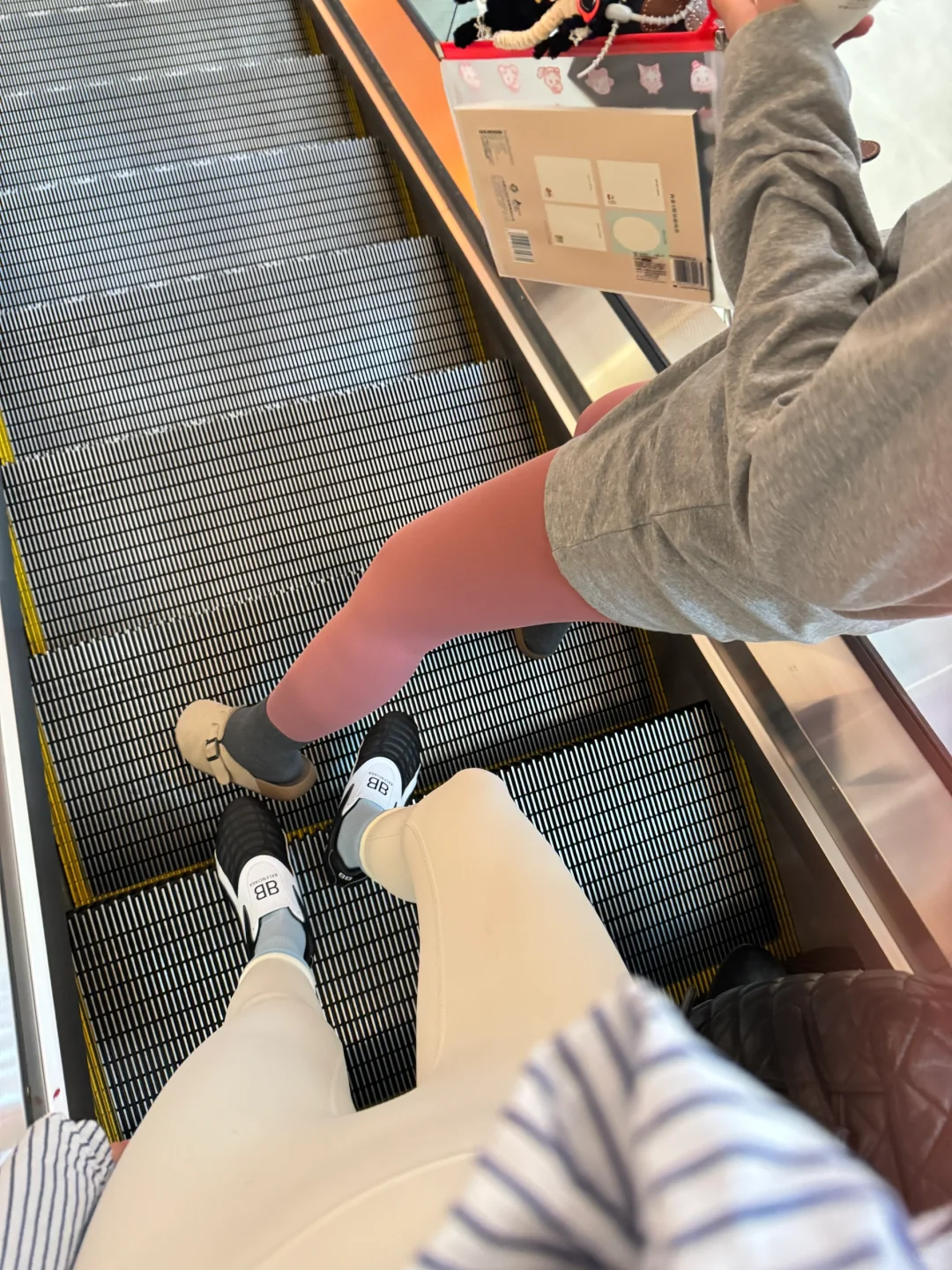 你的时髦衣柜里也缺一条白色瑜伽裤！