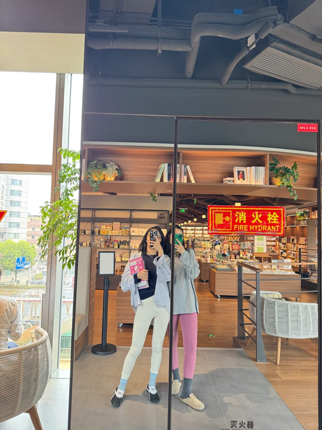 你的时髦衣柜里也缺一条白色瑜伽裤！