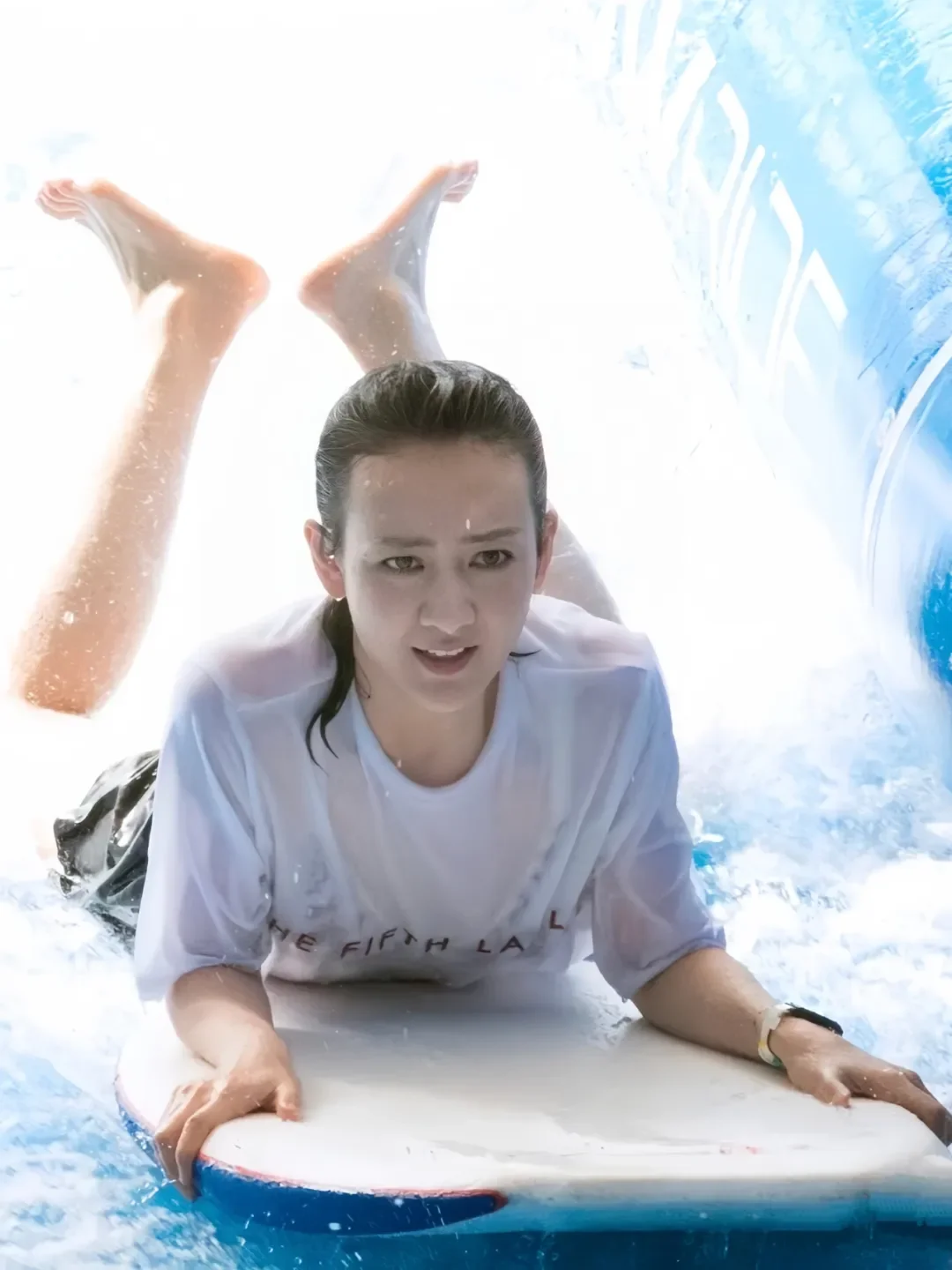 王鸥湿身大片，穿透视衫玩滑水若隐若现