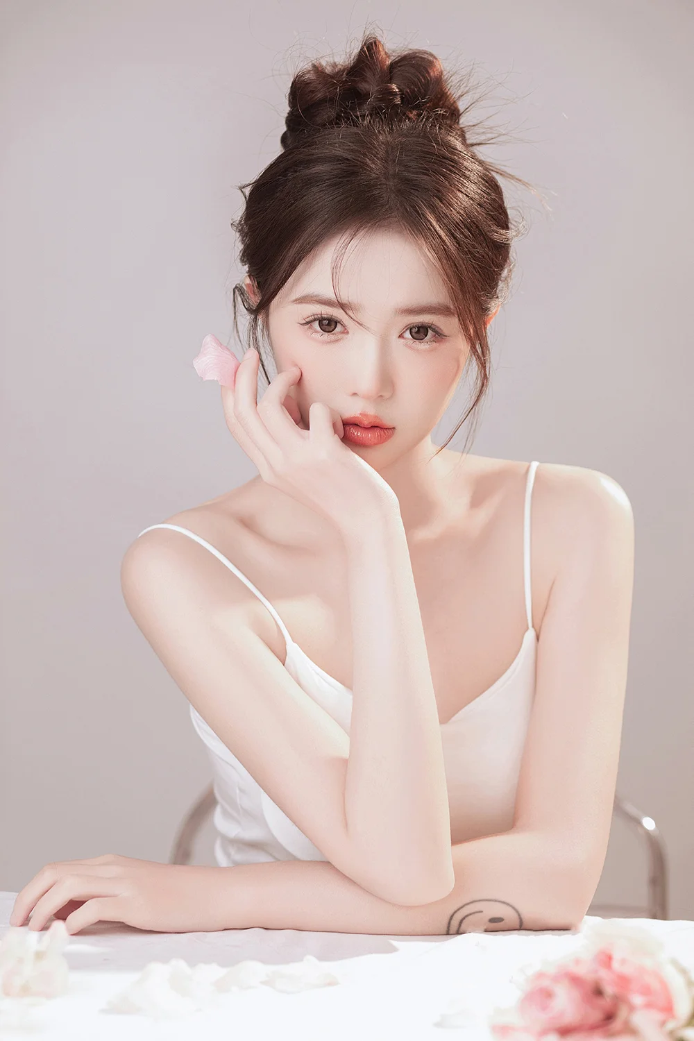 少女的心事散落在鲜花里💗纯欲肖像写真