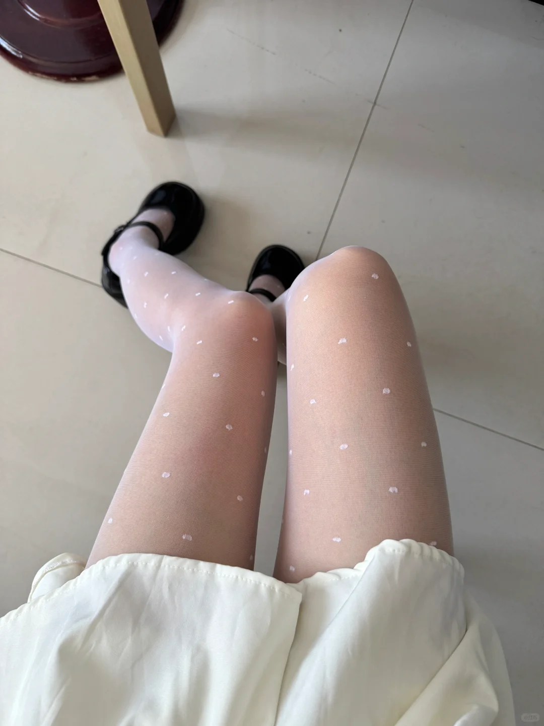 白色波点丝袜真的太纯欲了～上腿好美啊！