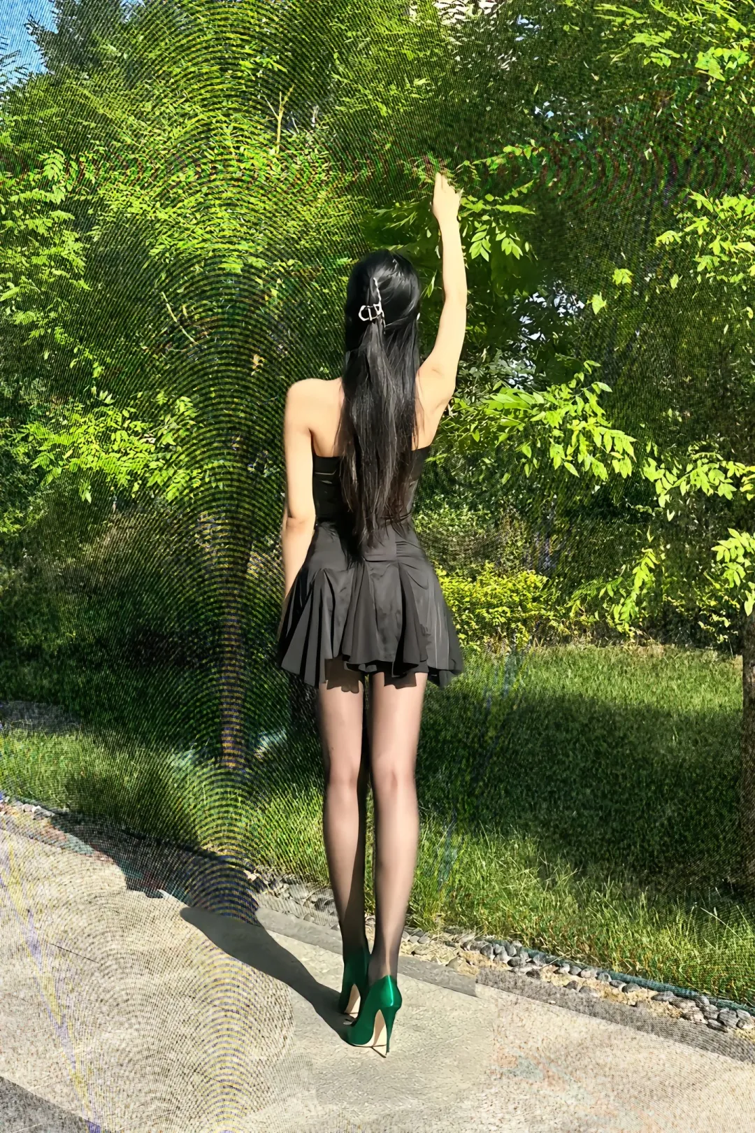 标题：👗时尚背影 | 夏日里的一抹优雅