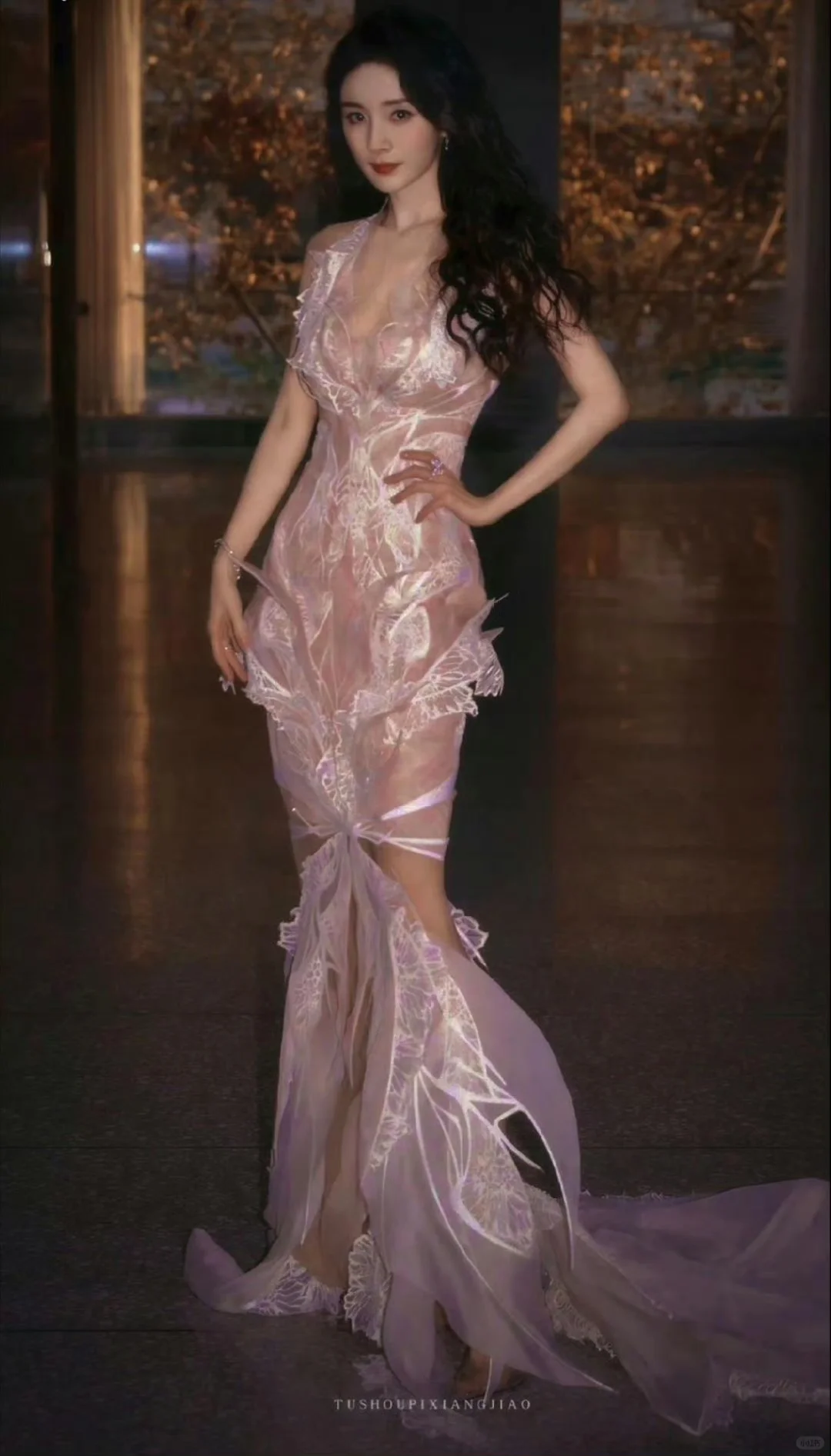 杨幂这个蕾丝造型美炸了，气质好绝！