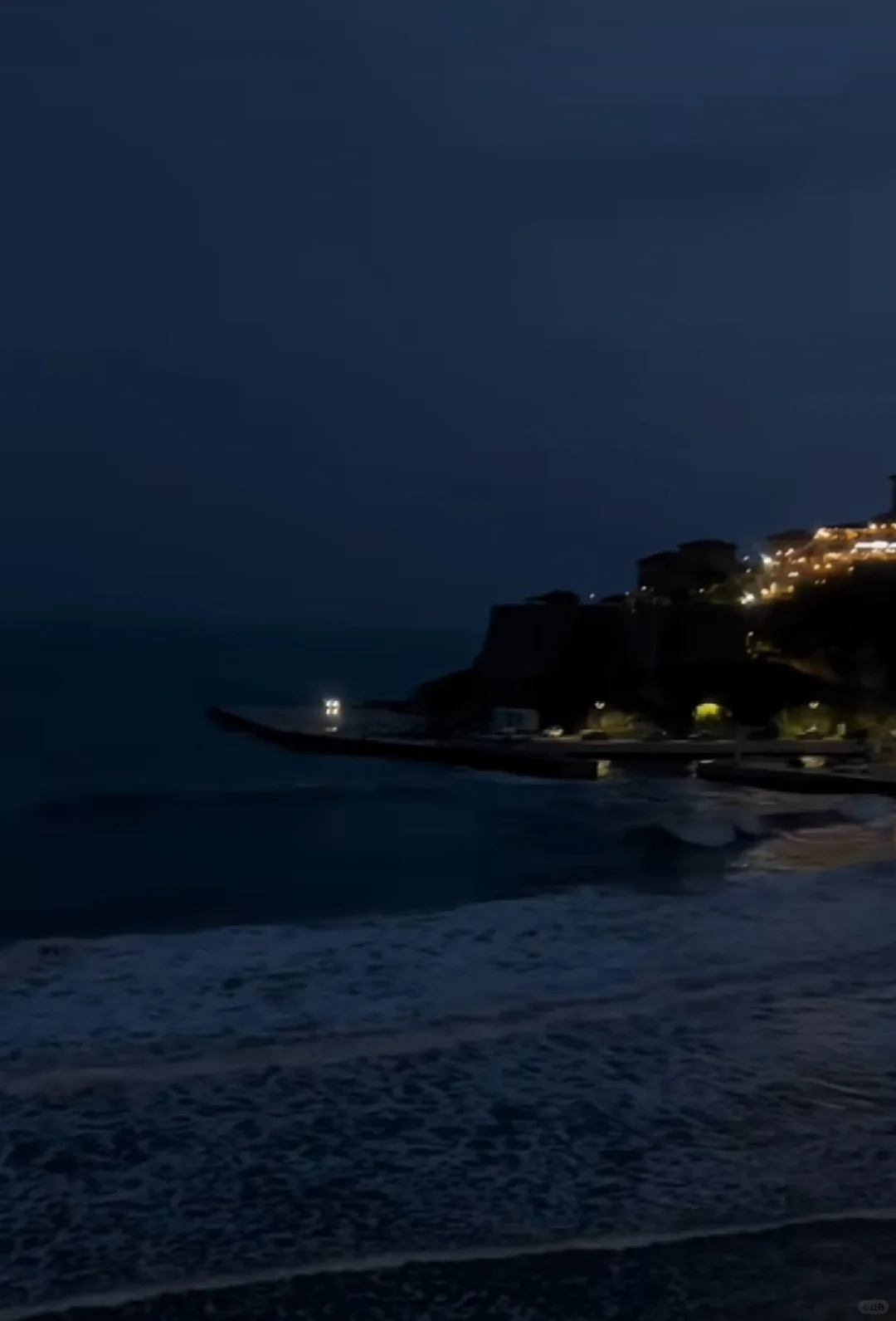 夜幕下的大海，灯光