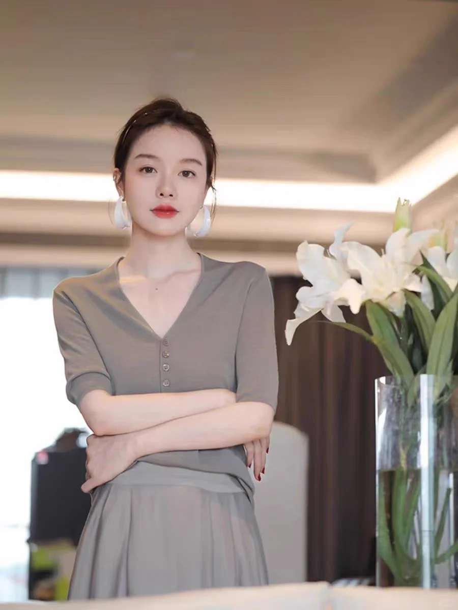 被这件上衣美哭了！❤️V领短袖女T恤四色