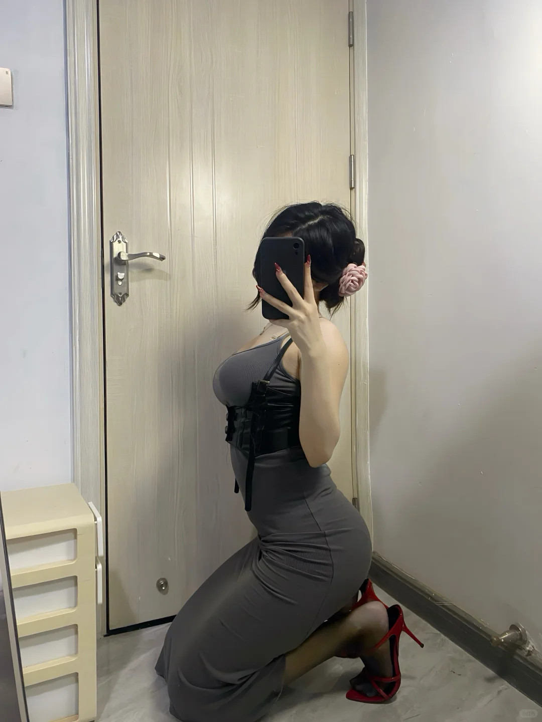 学会对镜拍凹造型超显身材