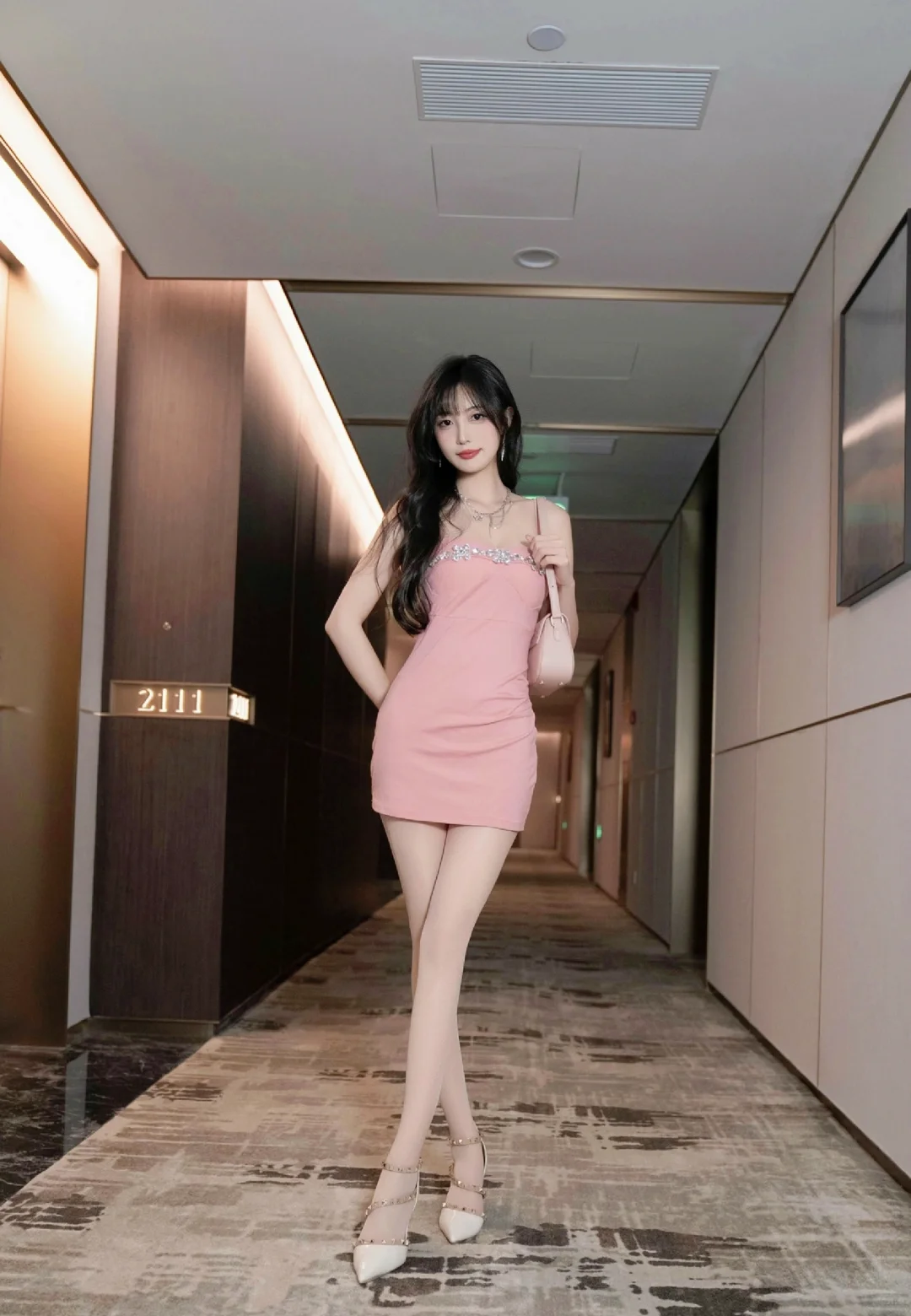 写真‖高级感粉色吊带短裙丝袜美腿御姐