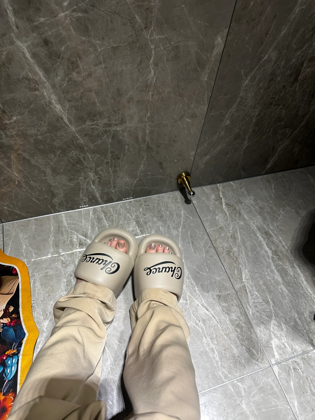 上个厕所都会看几眼的美甲
