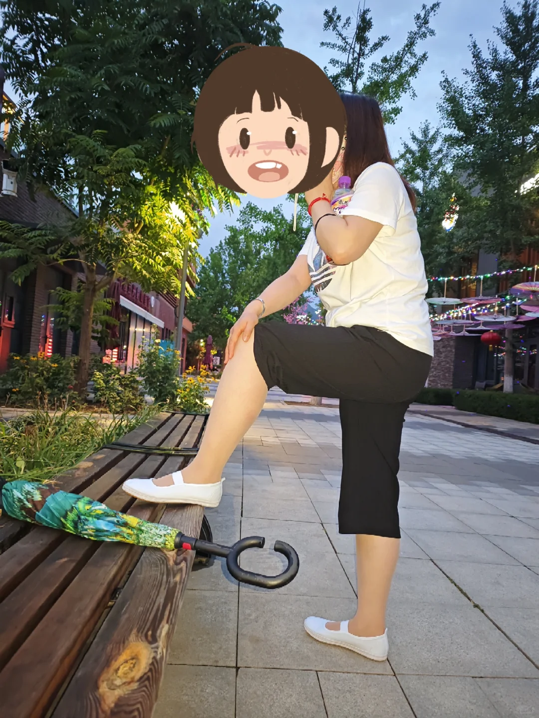 弟弟姐姐女装爬长城 其实不影响别人就好
