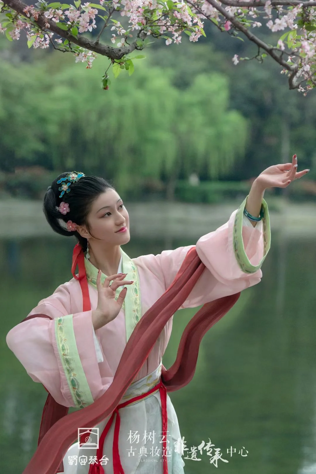 卓女婀娜，仙姿玉貌， 曲而不厉，娟而不魅
